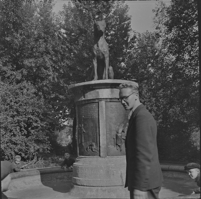 Inimesed üksikult ja grupina koerale? (Pavlov) pühendatud mälestussamba jalamil (Leningrad?)