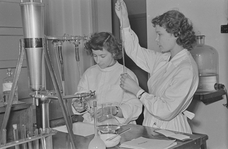 Galeenilise farmaatsia praktikum Tartu ülikoolis. Professor Nikolai Veiderpass. 12. märts 1960. a.