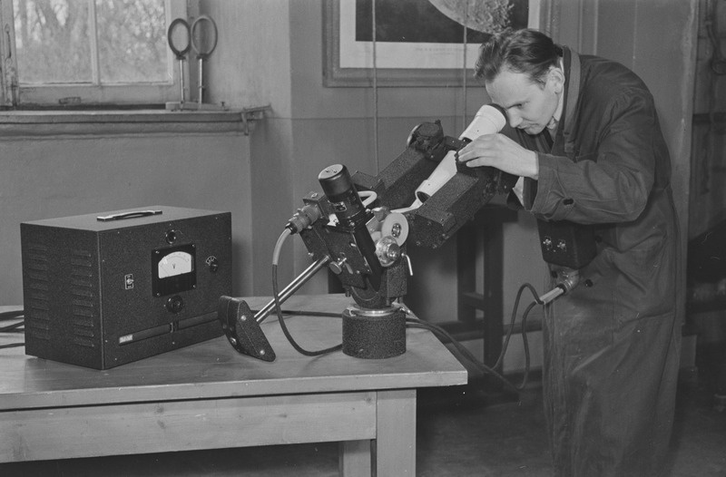 Tartu ülikooli raadiokeskuses. V. Kiis, E. Kiis ja Kurm. Aprill 1960. a.