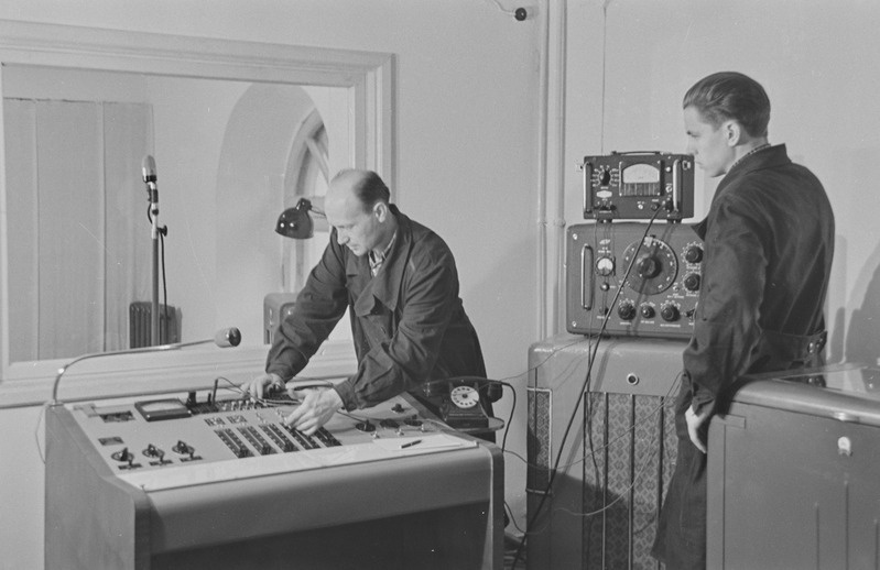Tartu ülikooli raadiokeskuses. V. Kiis, E. Kiis ja Kurm. Aprill 1960. a.