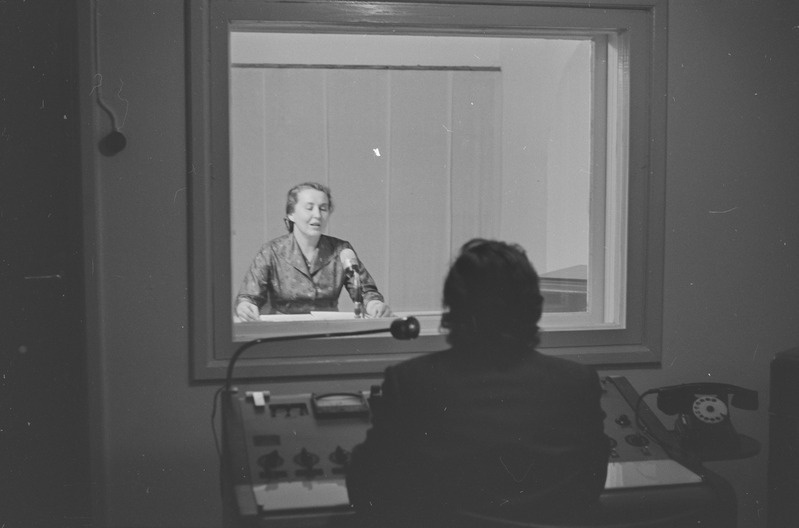 Tartu ülikooli raadiokeskuses. V. Kiis, E. Kiis ja Kurm. Aprill 1960. a.