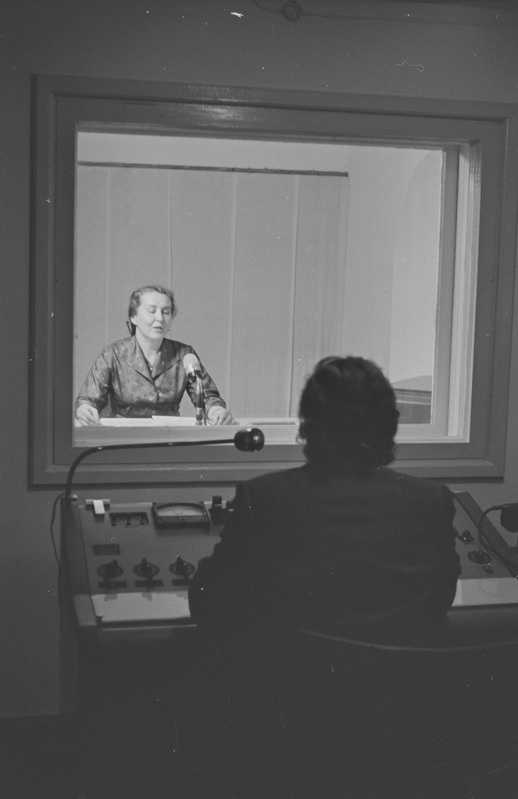 Tartu ülikooli raadiokeskuses. V. Kiis, E. Kiis ja Kurm. Aprill 1960. a.