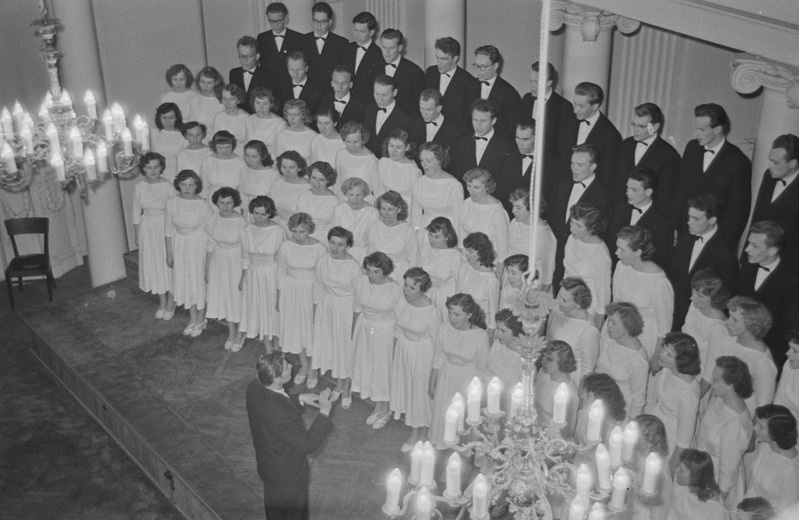 TRÜ segakoori ja sümfooniaorkestri kontsert Tartu ülikooli aulas. Koori juhatab Valdar Viires, orkestrit Toivo Luhats. 24. aprill 1960. a.