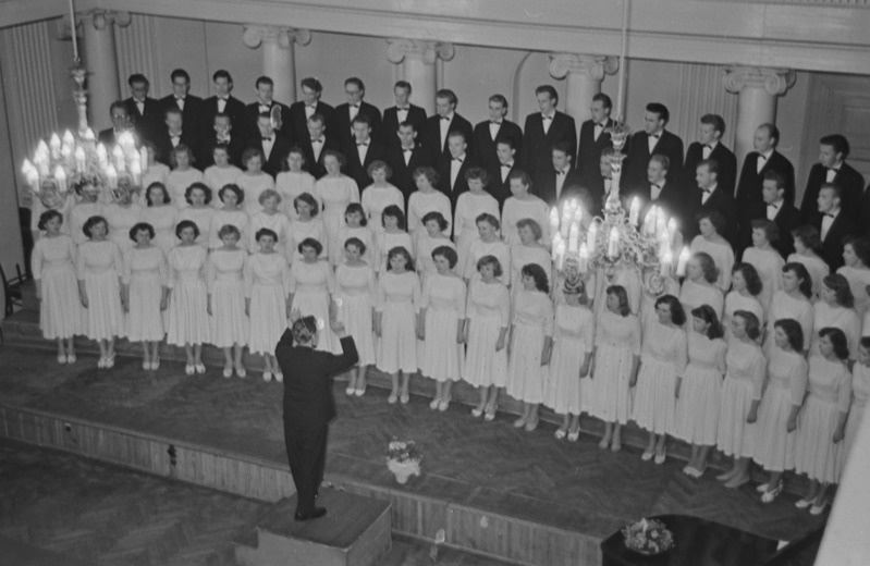 TRÜ segakoori ja sümfooniaorkestri kontsert Tartu ülikooli aulas. Koori juhatab Valdar Viires, orkestrit Toivo Luhats. 24. aprill 1960. a.