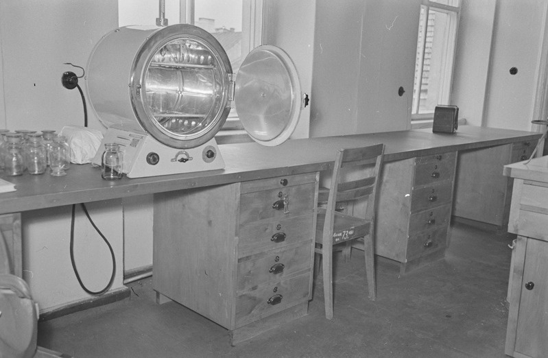 Tartu ülikooli analüütilise keemia kateeder. Laboratooriumi lauad. 7. september 1960. a.