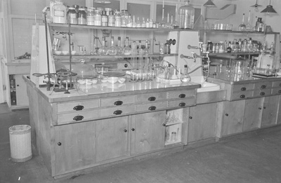 Tartu ülikooli analüütilise keemia kateeder. Laboratooriumi lauad. 7. september 1960. a.  similar photo