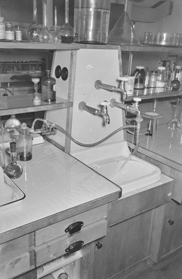 Tartu ülikooli analüütilise keemia kateeder. Laboratooriumi lauad. 7. september 1960. a.  similar photo