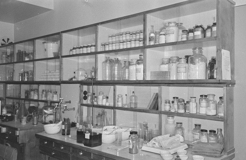 Tartu ülikooli analüütilise keemia kateeder. Laboratooriumi lauad. 7. september 1960. a.