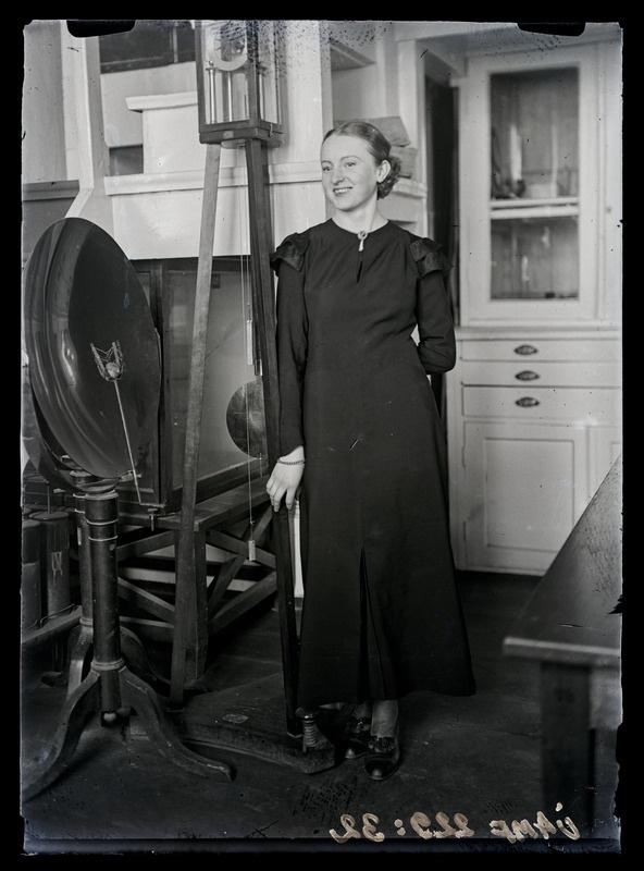 Naine füüsikalaboratooriumis