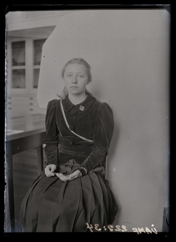 Tütarlaps värvipaelaga