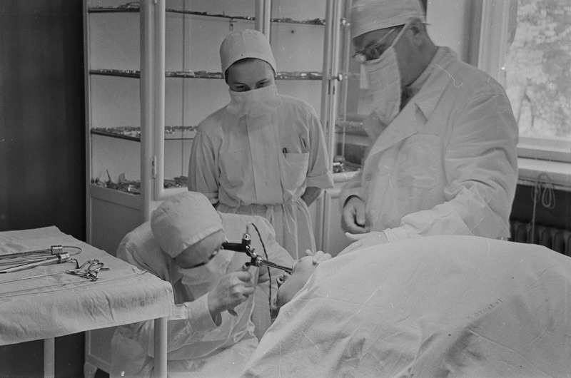 Praktikum kõrva-, nina- ja kurgukliinikus. Dr. Ilo Sibul(?). 1950. a.