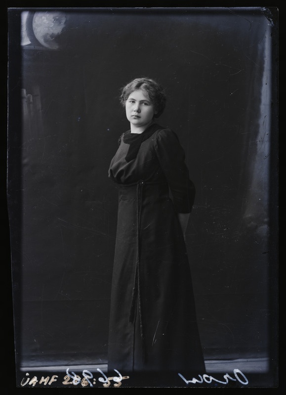 Naine pikas kleidis. Orav 6698