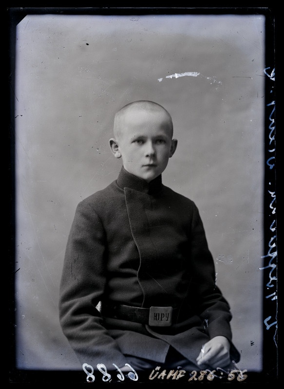 Poiss gümnasisti? vormis. Okas 6688