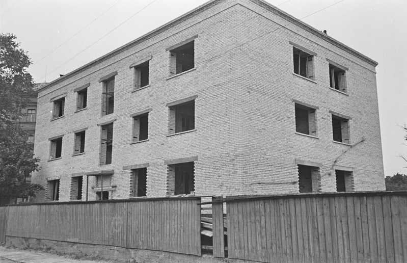 Tartu ülikooli hoonete ehitused. Pälsoni t. ühiselamu. Ujula. Raudbetoonidetailide tehas. 8-korteriga elamu J. Liivi t. 31. august 1959. a.