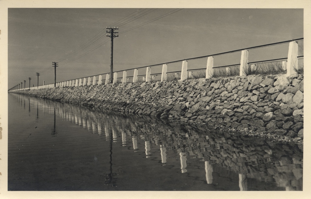 [tamm through a small coast between Muhu and Saaremaa]