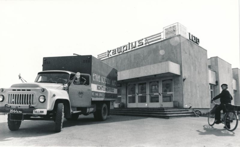 Foto. ETKVL-i koondis "Auto" kaubaauto maakaupluse ees. 1982.