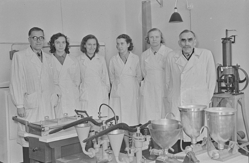 Galeenilise farmaatsia praktikum Tartu ülikoolis. Professor Nikolai Veiderpass. 12. märts 1960. a.