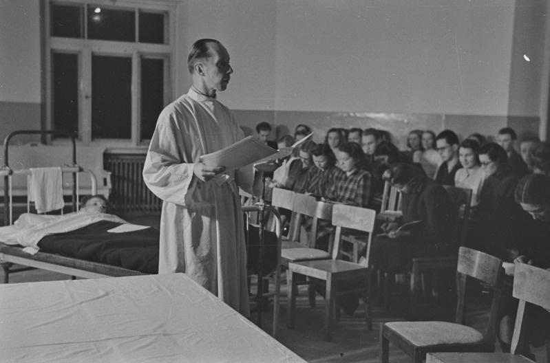 Sisehaiguste kateedris Maarjamõisa kliinikus 1952. a. Loeng ja praktikum. Dr. Paul Mallene jt.