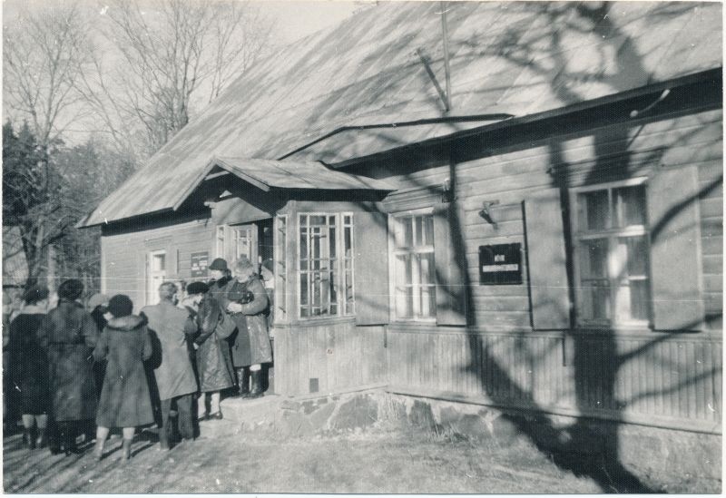 Foto. Haapsalu RSS sidejaoskondade töötajate ringsõit mööda sidejaoskondi 1989. Hoone, kus asus Nõva Sidejaoskond.