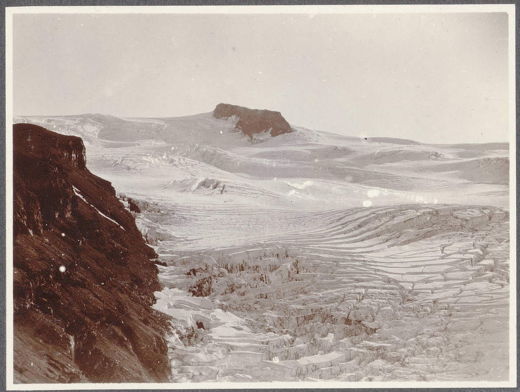 Upper snow fields above Sandfell, Öræfajökull.