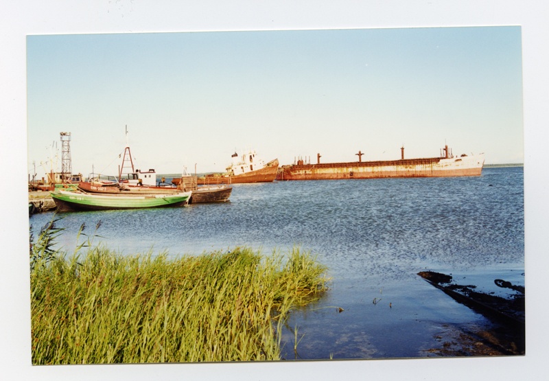 Ships in the harbor of Nõva