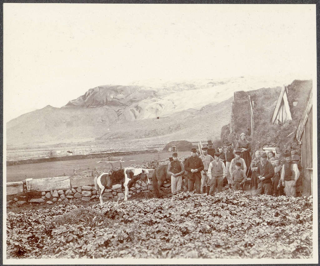 Svínafell. Flosi's home.