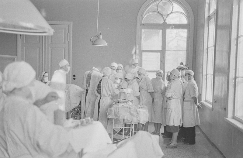 Professor Artur Linkberg operatsioonil 19. juuni 1956. a.