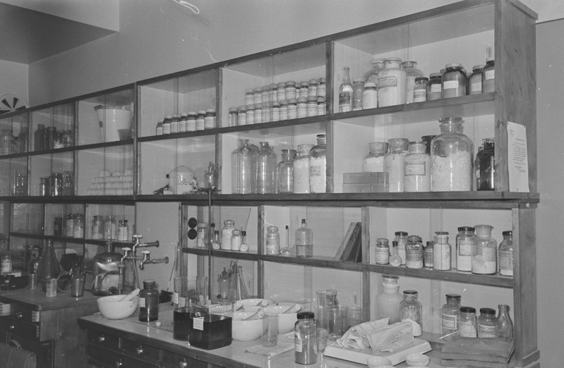 Tartu ülikooli analüütilise keemia kateeder. Laboratooriumi lauad. 7. september 1960. a.