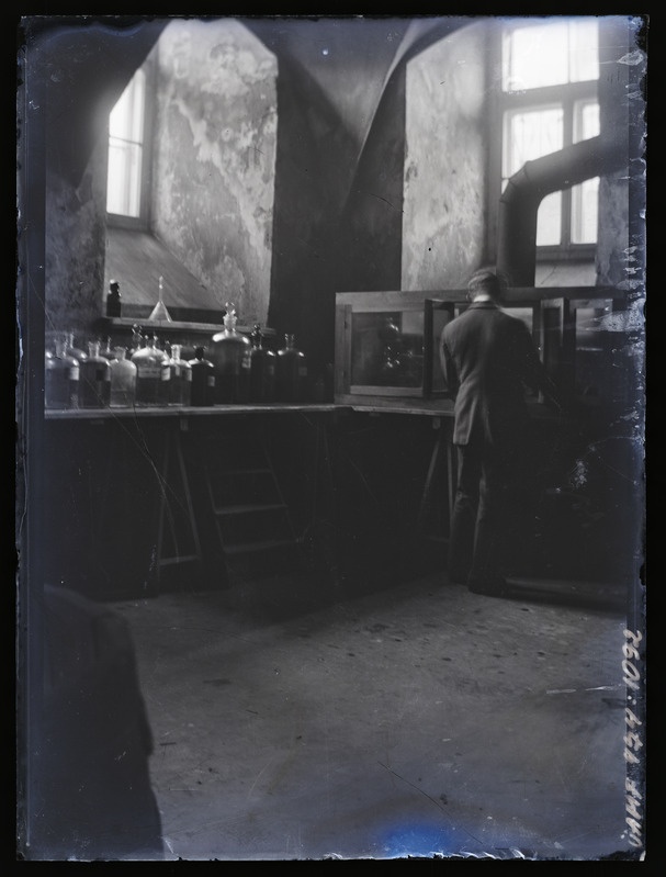 Mees töötamas laboris