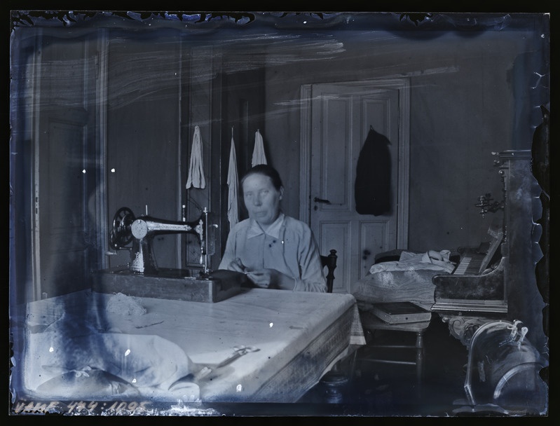 Naine õmblusmasina taga