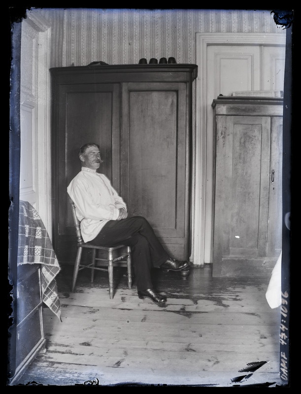 Mees istumas kapi ees