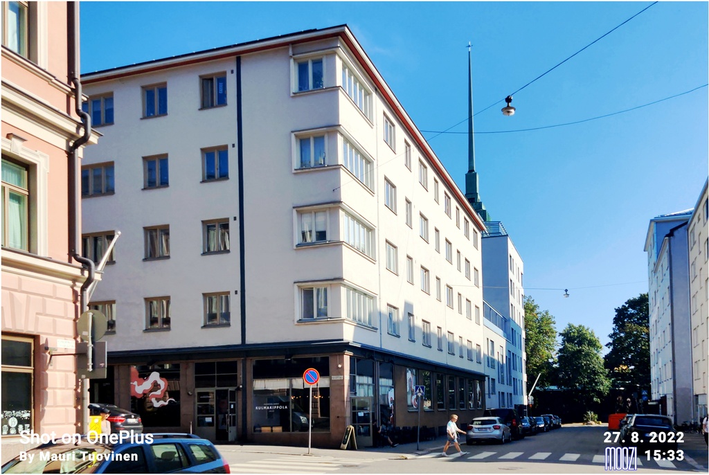 Pursimiehenkatu 16. - Kankurinkatu 3. Pohjakerroksessa ravintola Iso Ankkuri. Taustalla Agricolan kirkko. rephoto