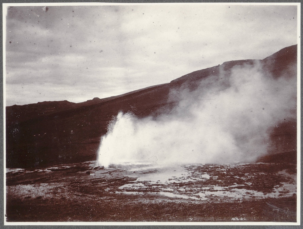 Litli Geysir in the eruption.