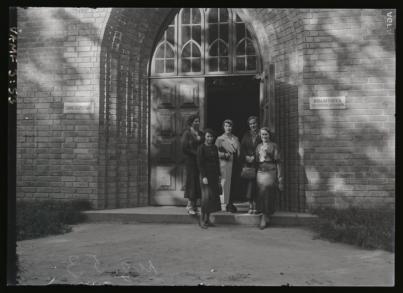 Georg Mets koos korporatsioon Sororitas Oriens liikmetega. Grupipilt.