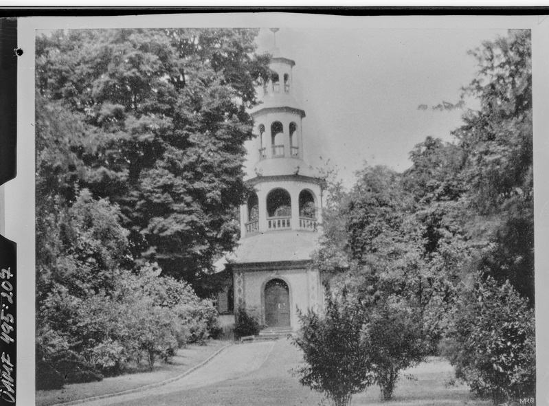 Vaade hoonele pargis