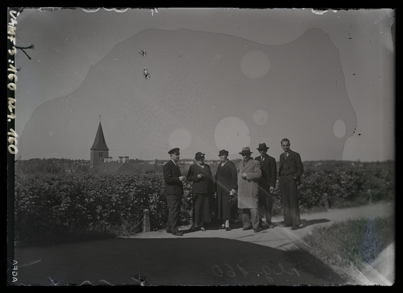 Georg Mets tundmatute kaaslastega külastamas Tartu tähetorni