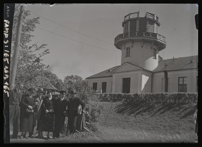 Georg Mets tundmatute kaaslastega külastamas Tartu tähetorni  similar photo