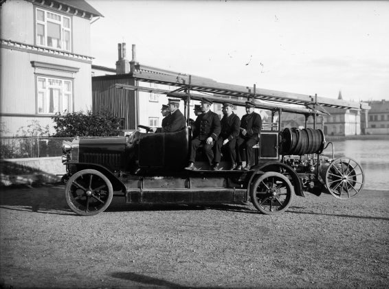 Slökkviliðmenn to brunabíl in Tjarnargötu, by 1925