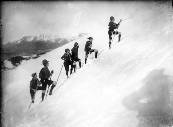 Skátar klífa fjall um vetur. 1925-1935