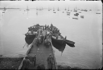 Go draga saltfisk frá uppskipunarbátum upp Duusbryggju to handvögnum, by 1914-1915  duplicate photo