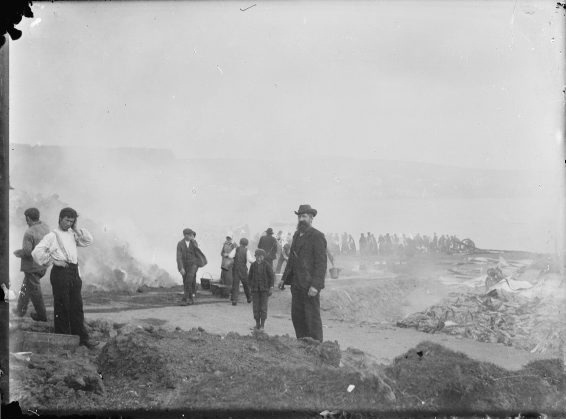 Brunarústir, fólk við slökkvistörf, 1913
