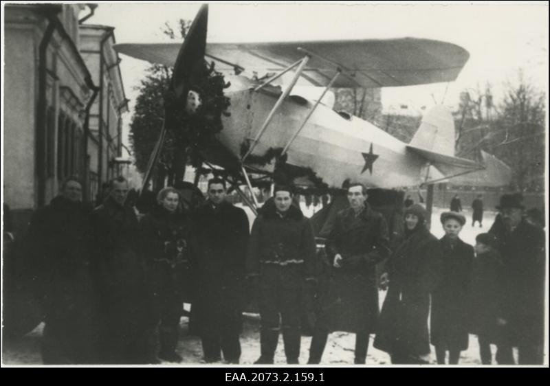 Tallinna Aeroklubi liikmed lennuki taustal 1940/1941. a. Koopia.