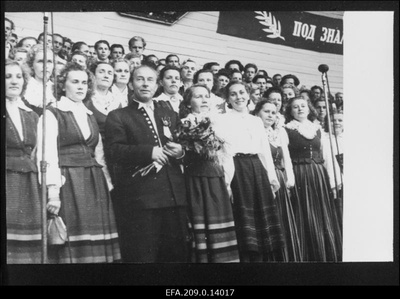 Ametiühingute laulupäev Tallinnas. Lauljate rongkäik Lauluväljakule jõudmas.  duplicate photo