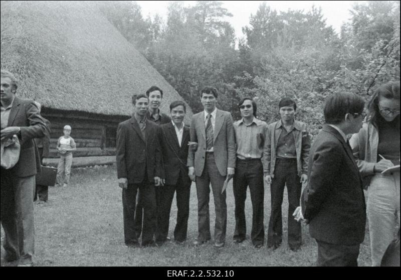 Vietnami kosmonaut Pham Tuan külas Tallinnas. Vabaõhumuuseumis koos teiste vietnamlastega