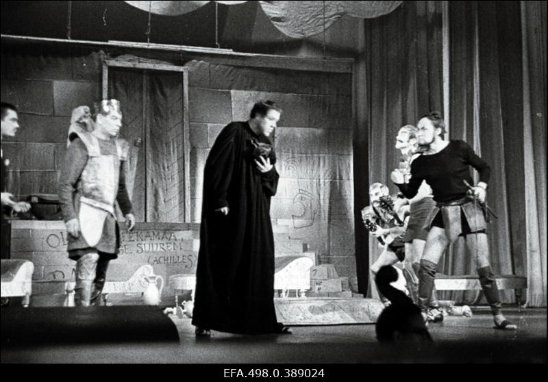 Stseen J. Offenbachi näidendist Ilus Helena teatris Vanemuine. Keskel Einari Koppel.
