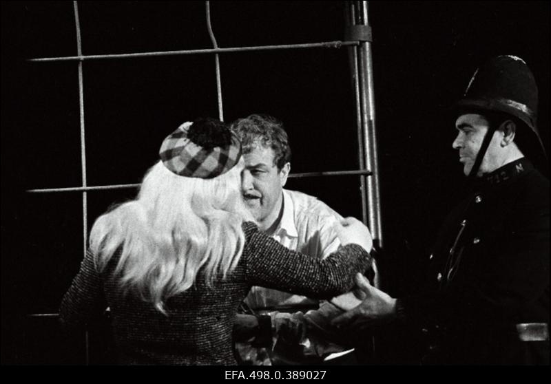 Stseen B. Brechti näidendist Kolmekrossiooper teatris Vanemuine. Osades: Ellen Liiger ja Einari Koppel.