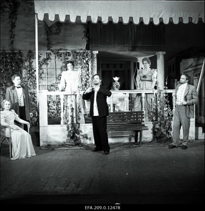 Stseen M. Gorki näidendist Päikese lapsed. Vasakult: Liisa - Ellen Liiger, Boris Nikolajevitš Tšepurnoi - Eesti NSV teeneline kunstnik Valdeko Ratassepp, Jelena Nikolajevna - Linda Tubin, Pavel Fjodorovitš Protassov - Ants Eskola, Melania - Meta Luts, Dmitri Sergejevitš Vagin - Eesti NSV teeneline kunstnik Kaarel Karm.