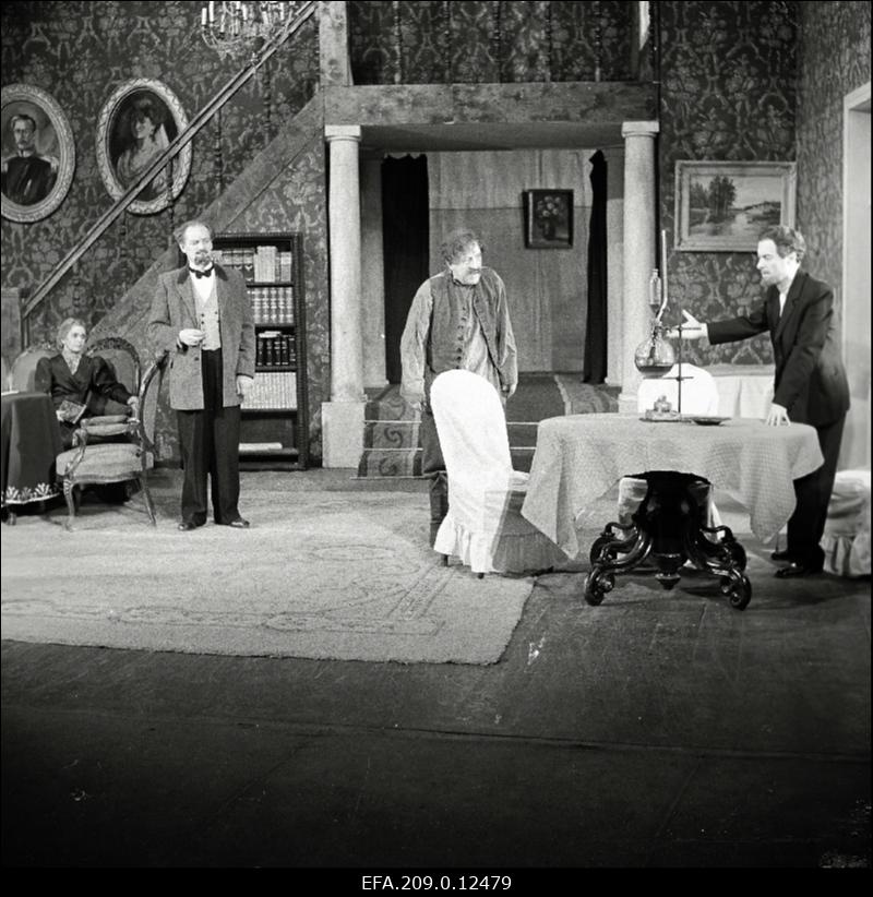 Stseen M. Gorki näidendist Päikese lapsed. Vasakult: Liisa - Ellen Liiger, Boris Nikolajevitš Tšepurnoi - Eesti NSV teeneline kunstnik Valdeko Ratassepp, Jegor - Franz Malmsten, Pavel Protassov - Ants Eskola.