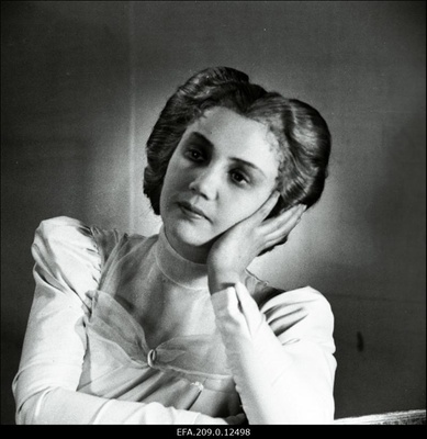 Stseen M. Gorki näidendist Päikese lapsed. Liisa - Ellen Liiger,.  similar photo