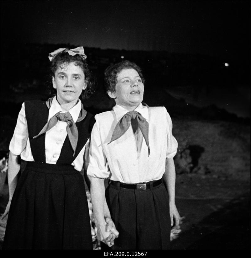Stseen A. Simukovi näidendist Varblaste mäed. Vasakult: Ellen Liiger, Salme Reek.